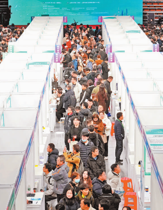 近期,2025年上海市春季促进就业综合性大型招聘会在上海体育馆举行。新华社发