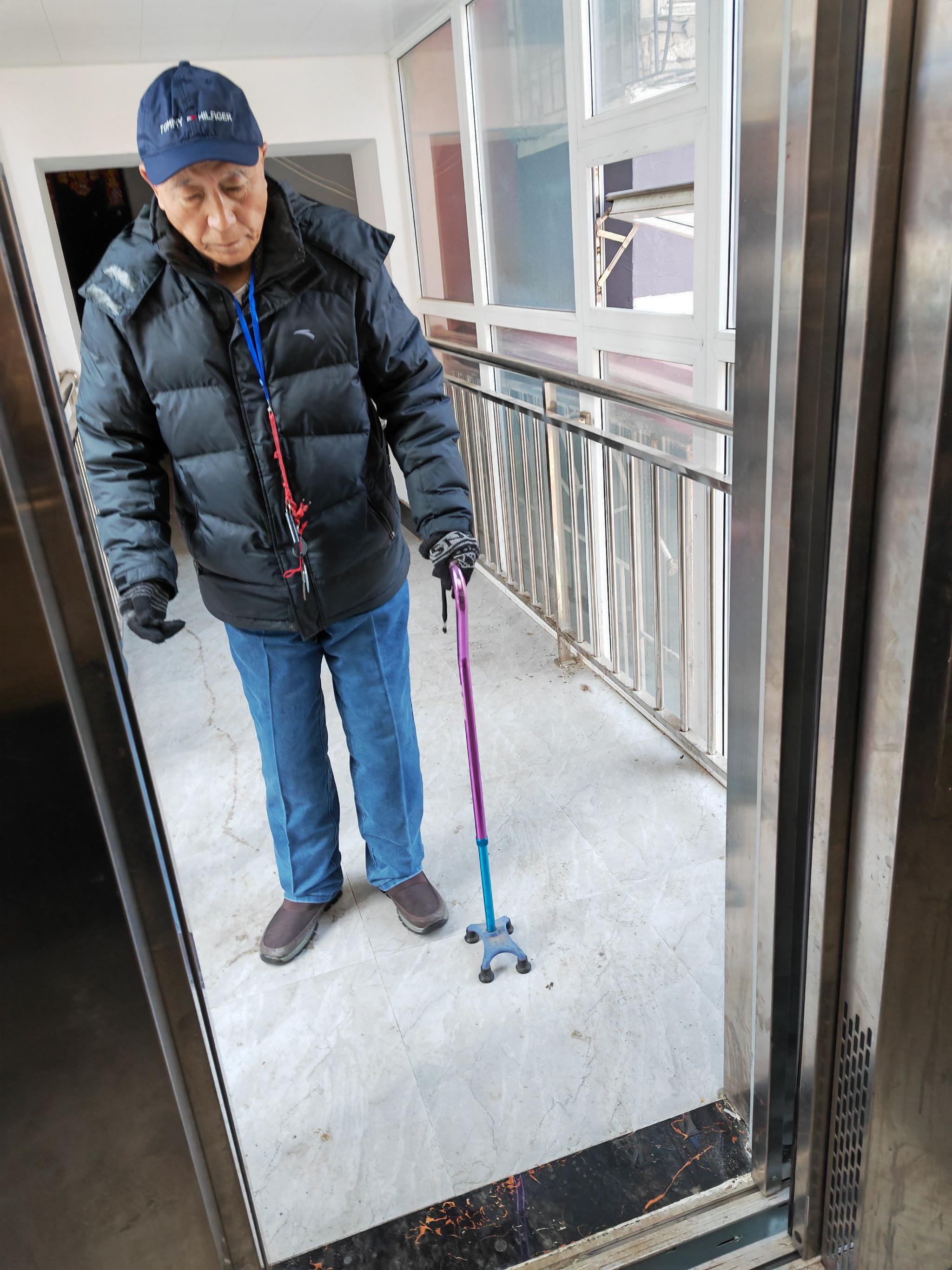 电梯门斗从老旧楼门口处探出来,如变形金刚般攀附于北侧楼面,为老年