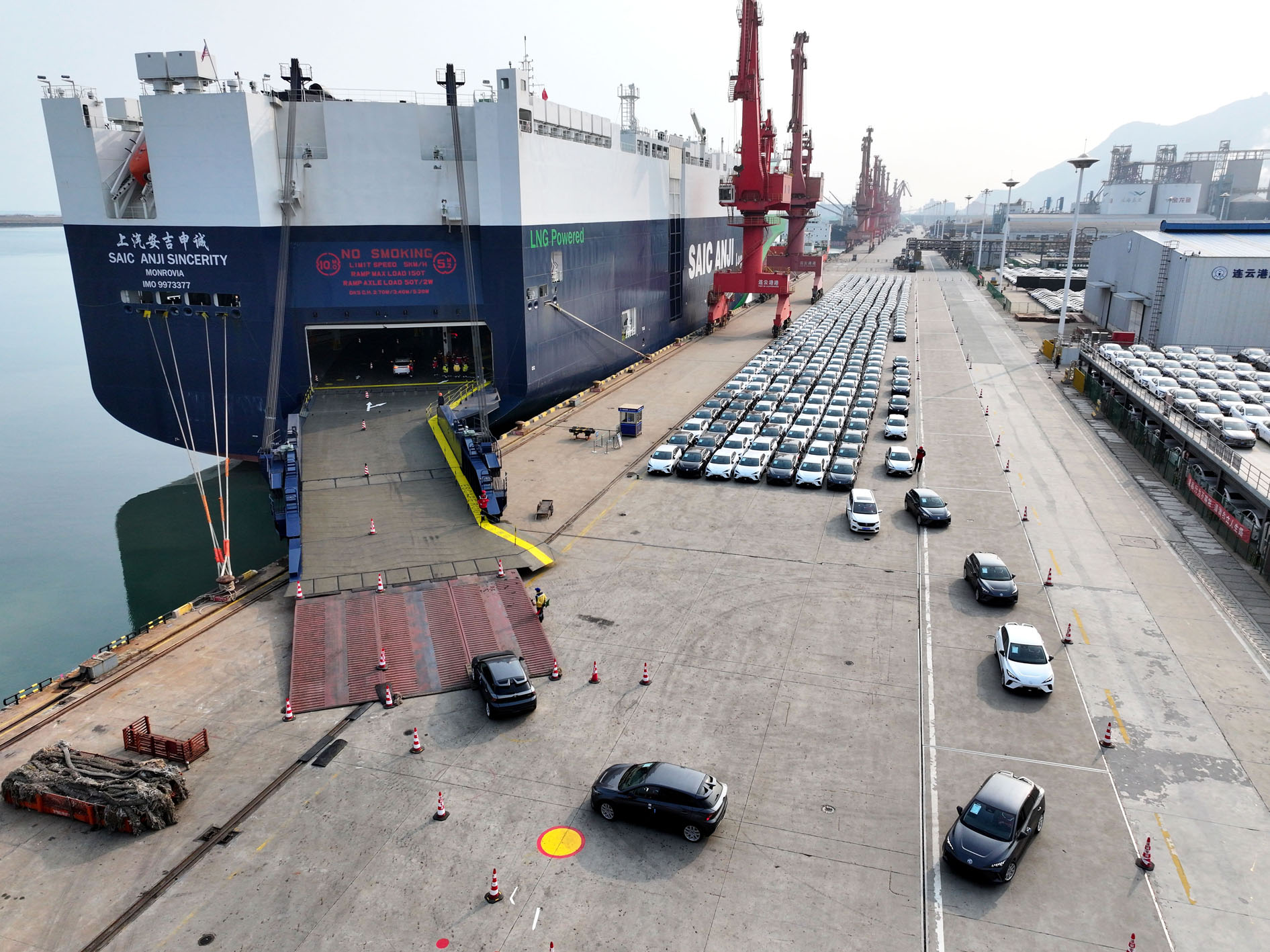 在江苏省连云港港东方港务分公司码头，滚装轮停在泊位上装载出口轿车（无人机照片）。　新华社发（王春　摄）