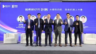 移远通信高级副总裁徐大勇（右二）受邀出席德壹AI具身机器人新品发布会