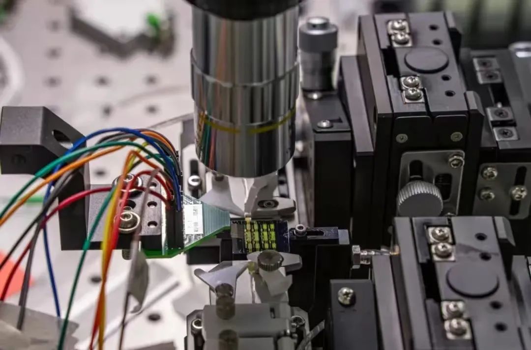 玻色量子自研光量子计算芯片