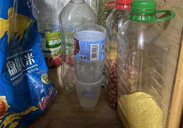爸妈厨房使用大半年的塑料瓶，图片来源：林林