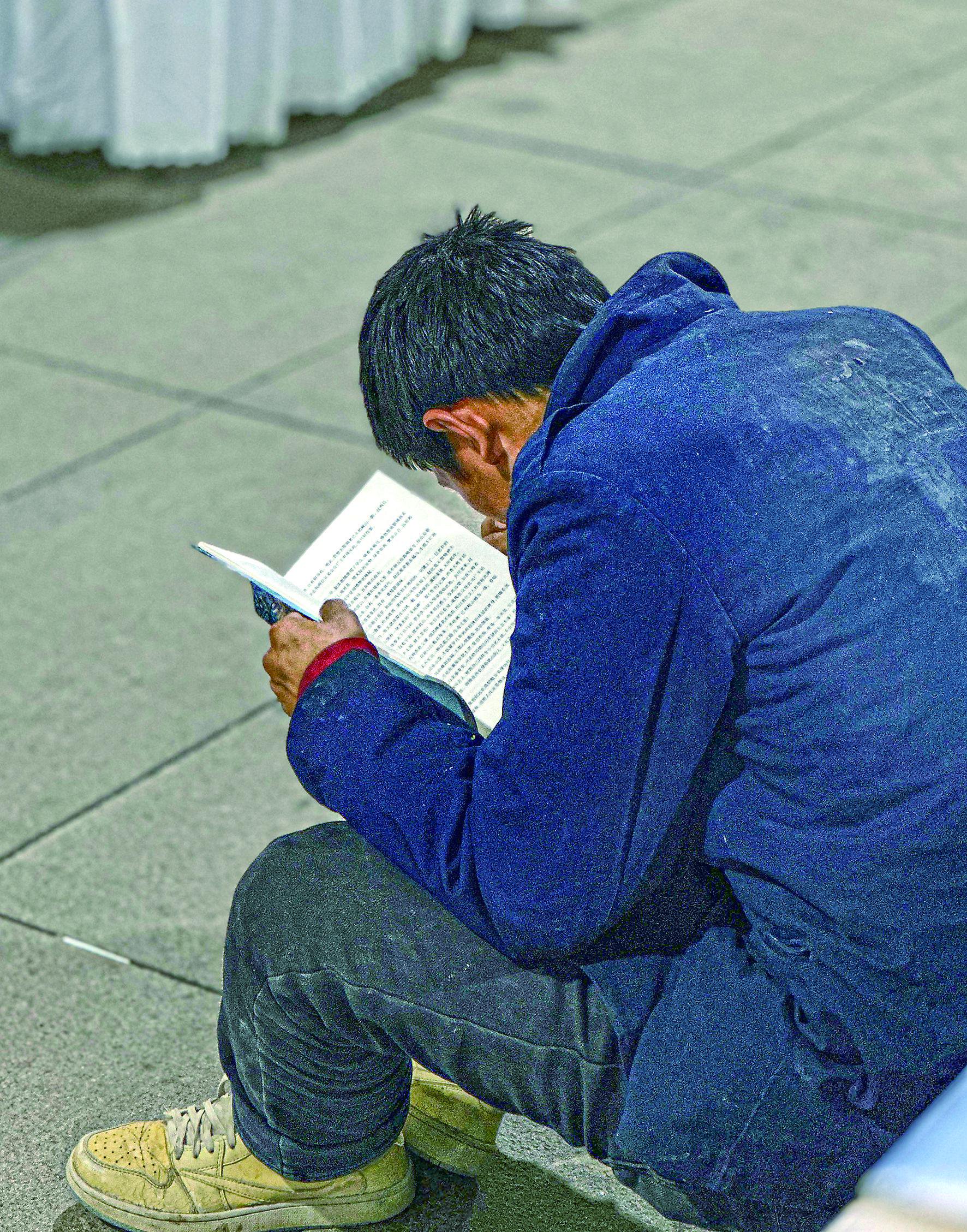 老人自带小板凳看到深夜闭展才离馆,还接连感叹"虽然岁数大了,还是