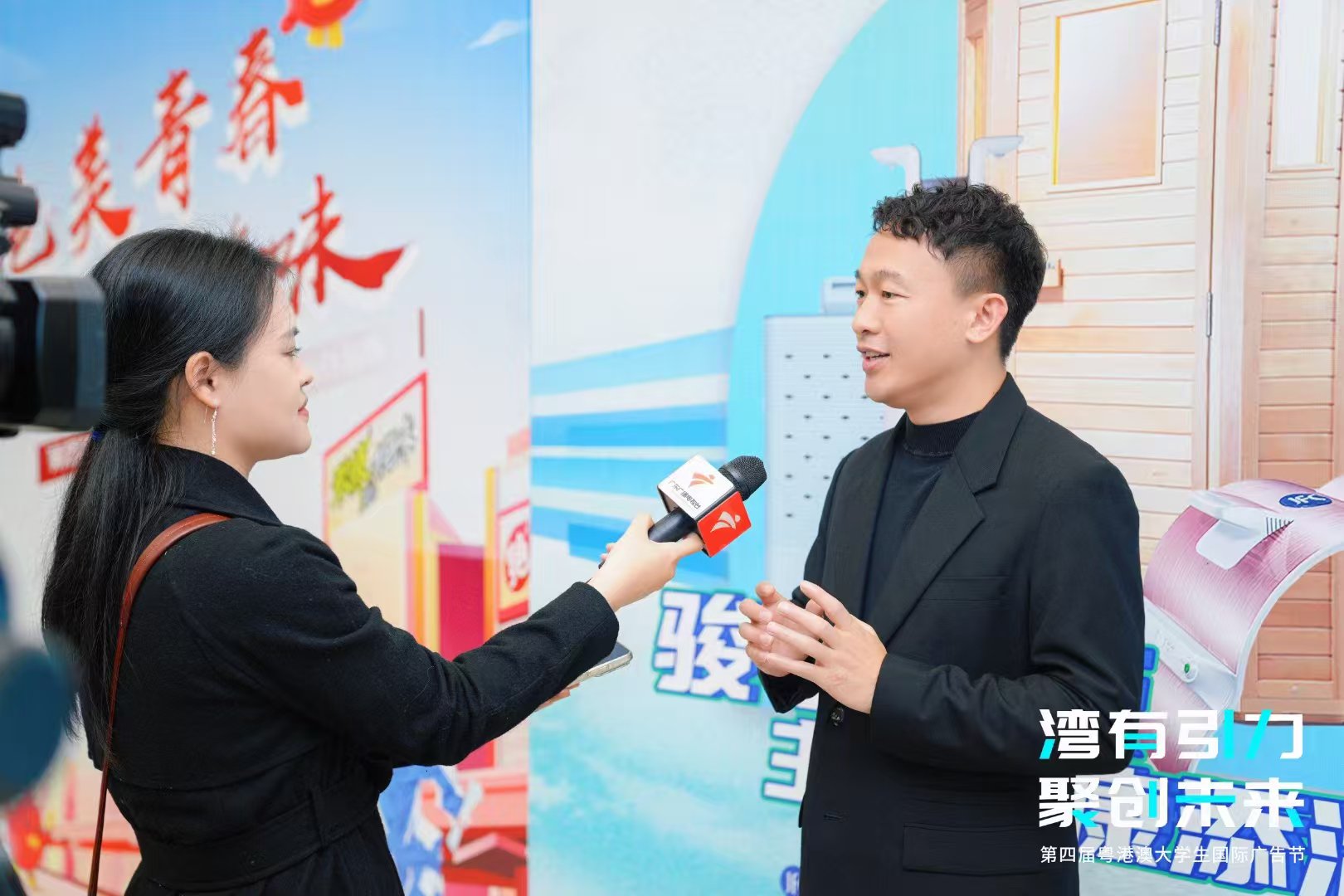 图注：本次大赛评委、骏丰科技首席市场官陈特军（右）接受采访