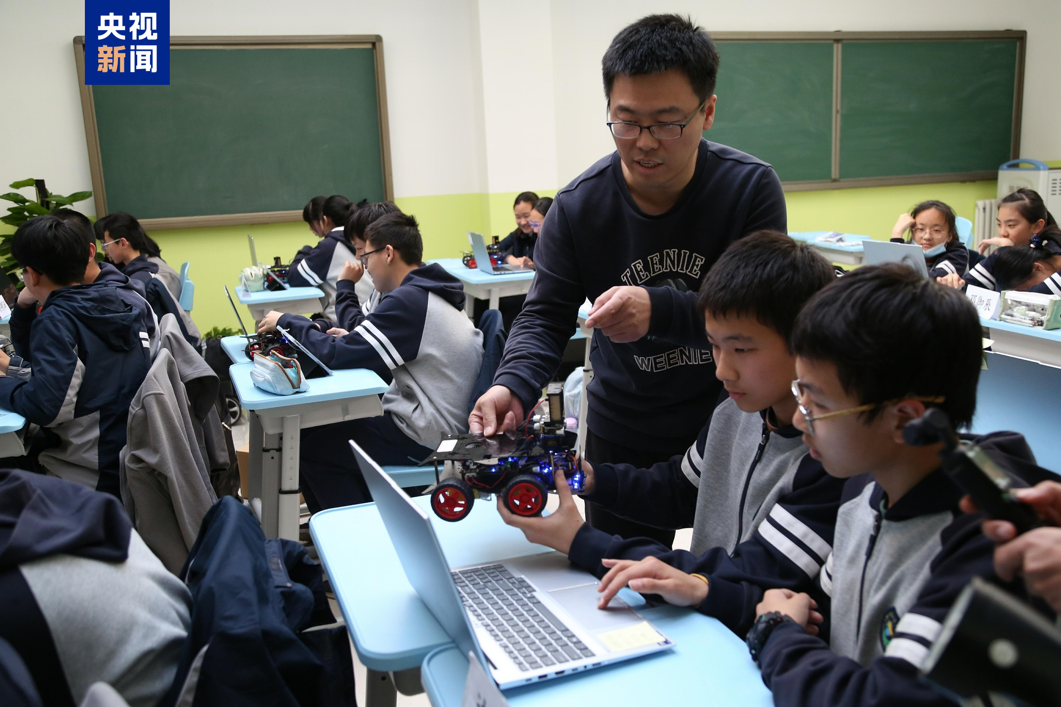 北京市第八十中学人工智能课堂