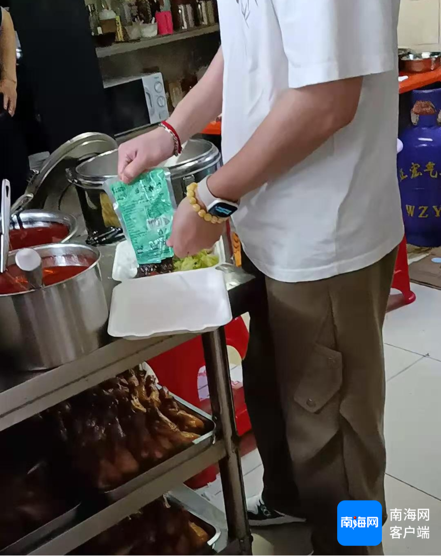 海口金牛路一家餐饮店使用预制菜"梅菜扣肉"给消费者打包