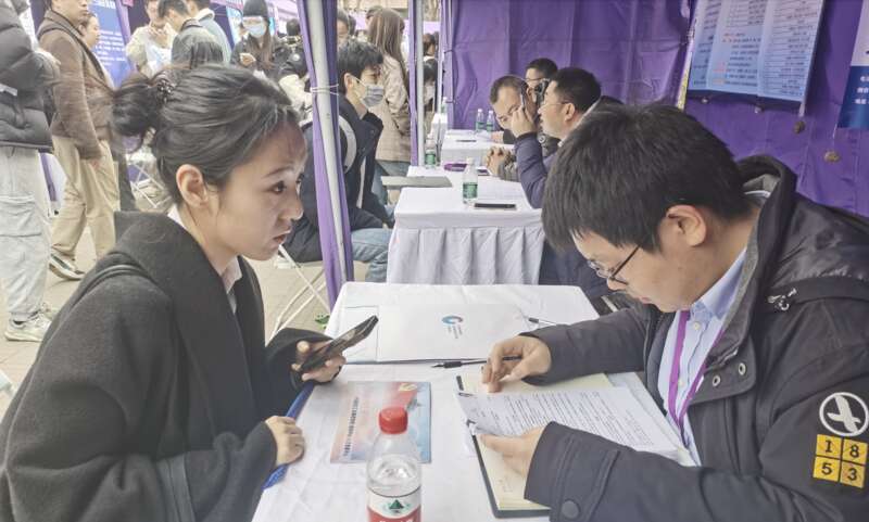 清华大学毕业生春季大型就业洽谈会“大国重器”专场。中青报·中青网记者 杨洁/摄