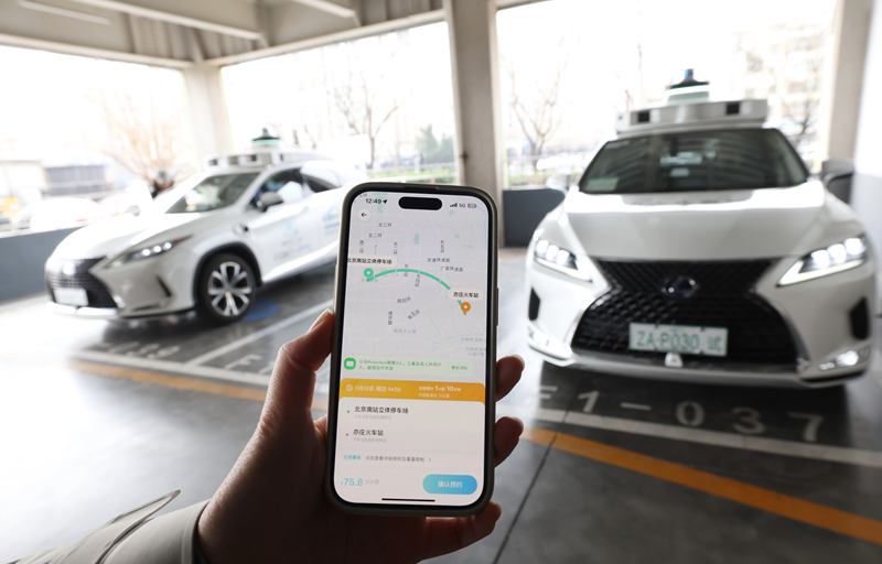 乘客在小马智行App预约自动驾驶接送服务。新京报记者 王贵彬 摄
