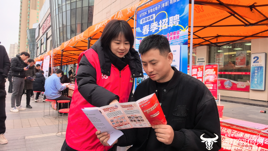 （移动志愿者在“春风行动”现场服务求职人员）