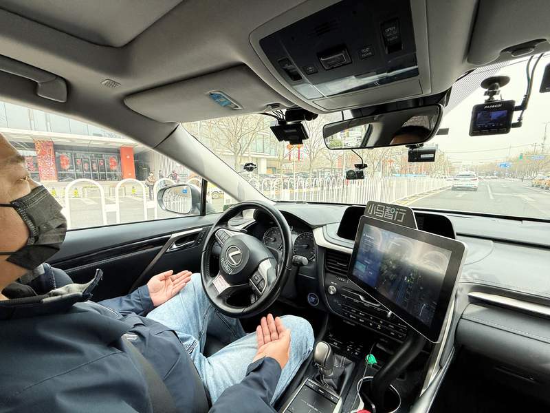 自动驾驶“出租车”接到乘客后自动驶出北京南站。新京报记者 王贵彬 摄