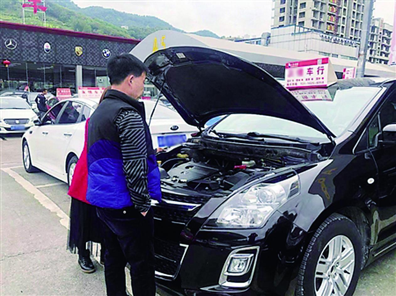 顾客在查看二手车车况