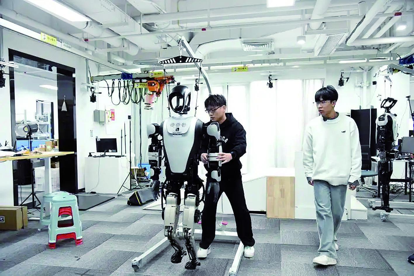 技术人员在调试一部人形机器人 新华社发