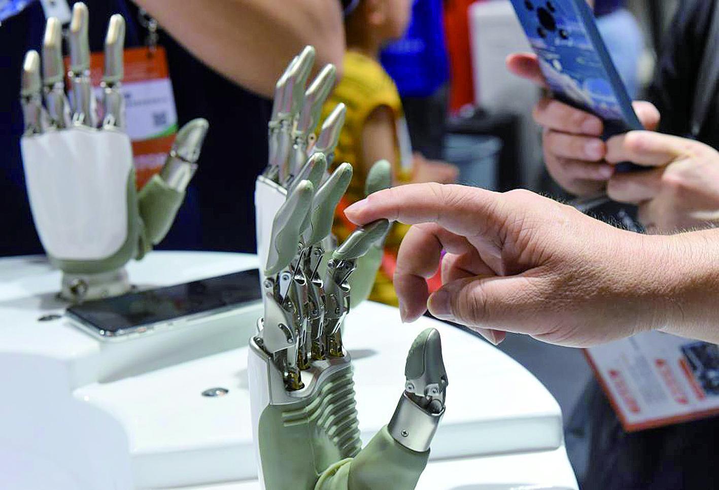 观众在体验灵巧机械手 新华社发