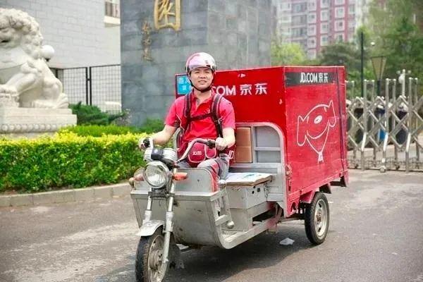 图注：刘强东创业初期骑三轮车送货的场景