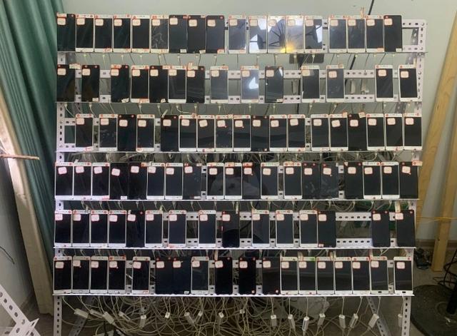 黑灰产人员使用的“手机墙”。示意图。图片来源温州瓯海区人民检察院