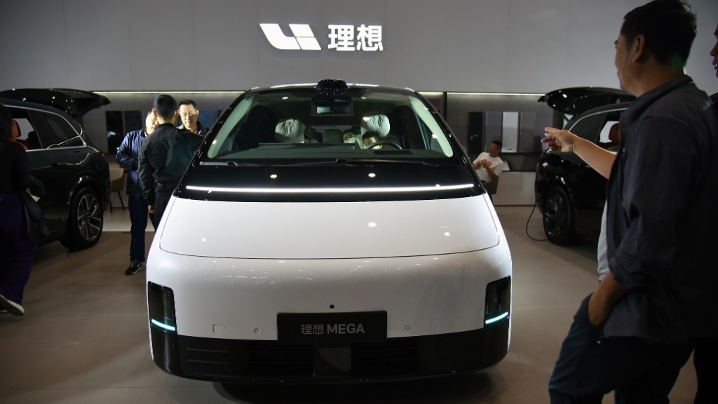 2025年3月16日，海南海口，消费者参观理想汽车首款纯电车型MEGA。