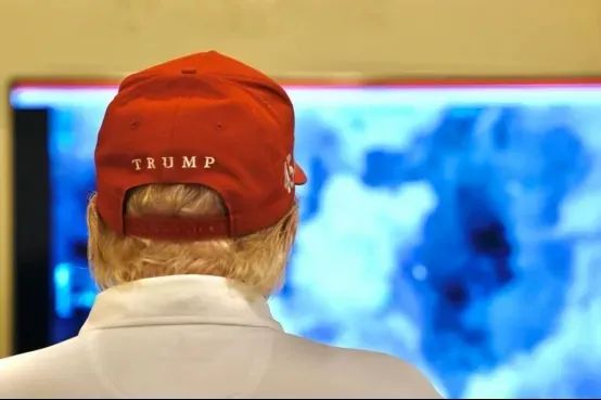 特朗普在白宫观战 图片来源：社交媒体