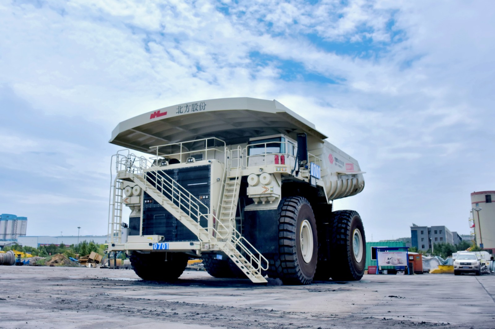 图为国产化300吨级矿用卡车