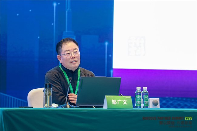 清华大学教学委员会委员、马克思主义学院教学委员会主任邹广文教授