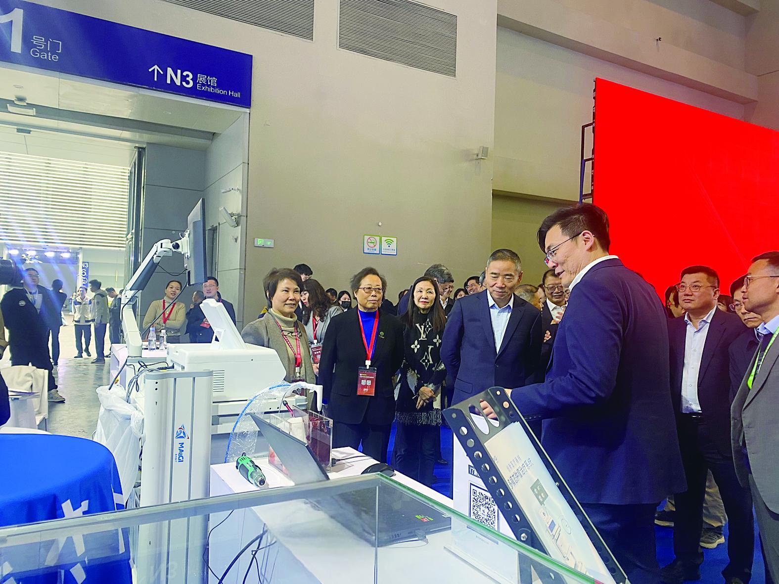 多模态肿瘤治疗系统亮相展会