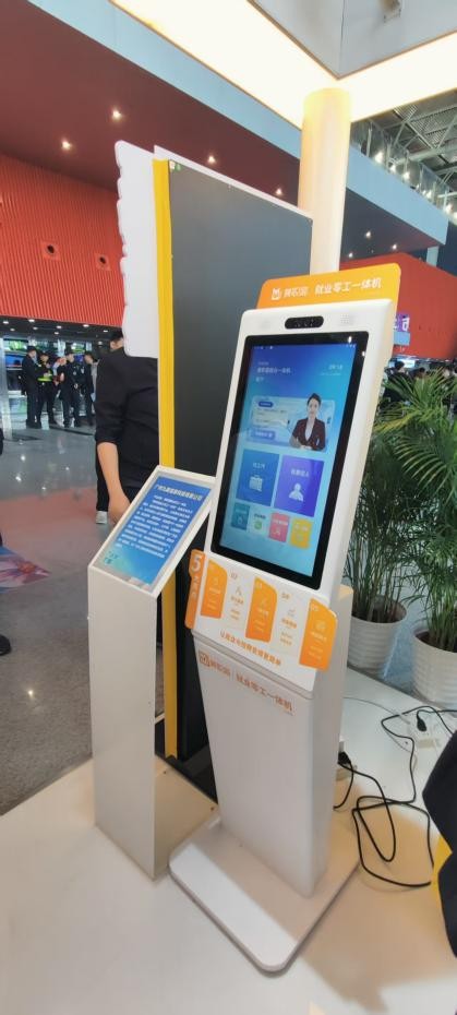 兼职猫就业零工一体机亮相“百万英才汇南粤”现场