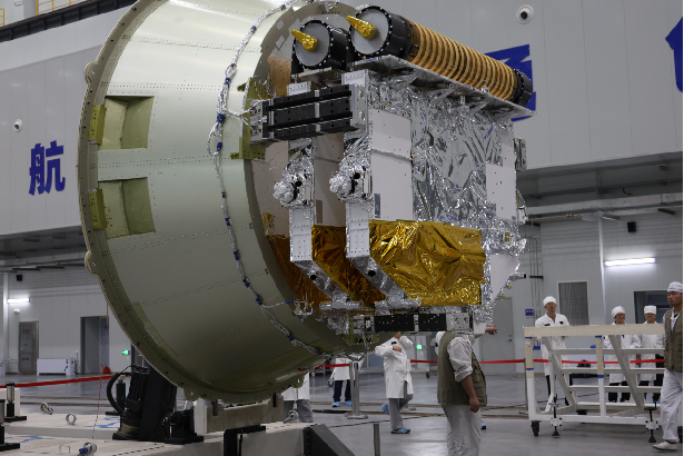 ▲ “光传 01/02 试验星”装箭