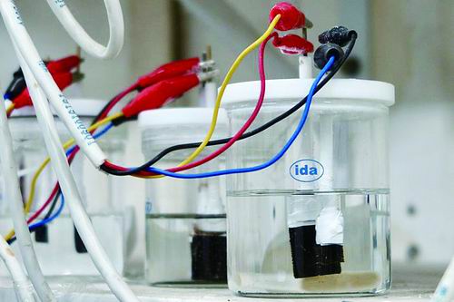 ▲在波动供电中，运行了1.5万小时的电解单槽实验装置。