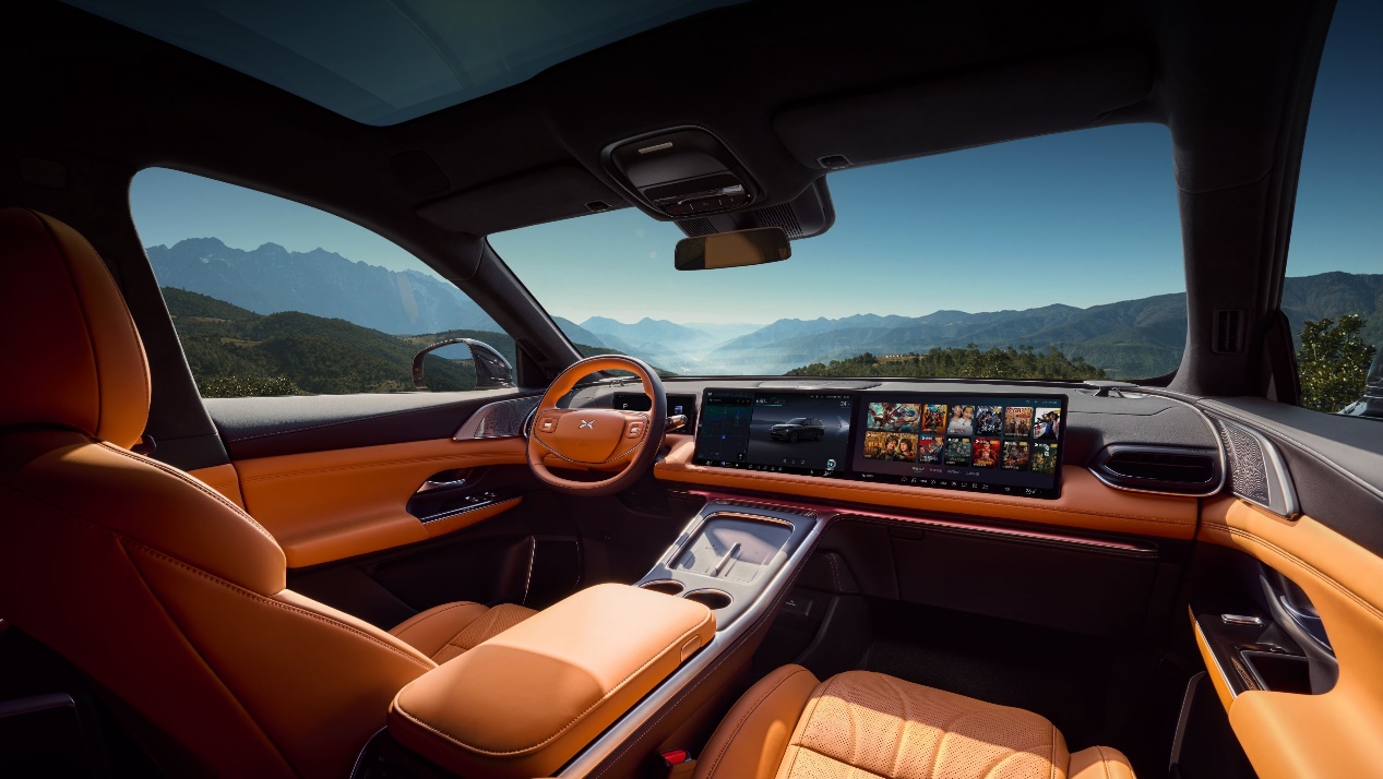 2025款小鹏G9搭载BOE（京东方）近30英寸高清智能双联屏 