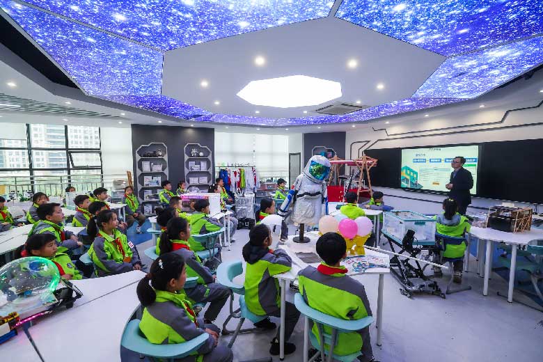 图为浙江嘉兴实验小学科技城校区的老师在指导学生完成“AI赋能生活”项目化学习。记者　徐昱　摄