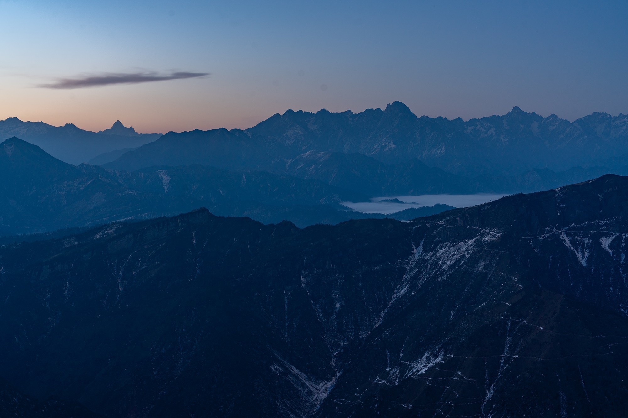 全画幅相机调整之后的俯瞰群山图