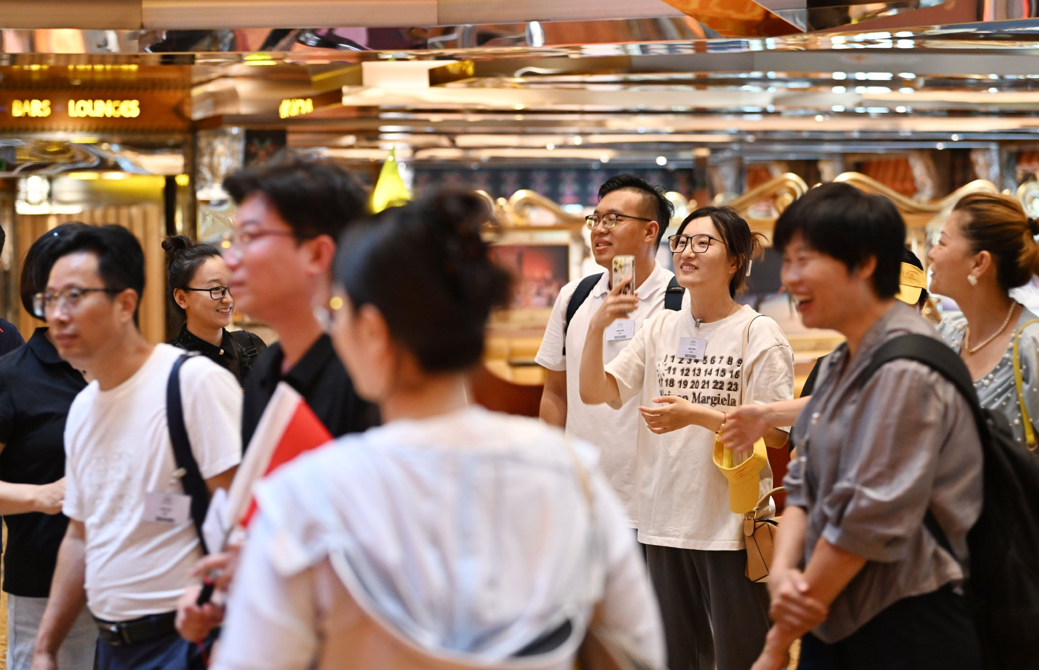   2024天津国际航运产业博览会举行的邮轮开放日活动上，观众在爱达“地中海号”邮轮内参观。(新华社记者李然摄)