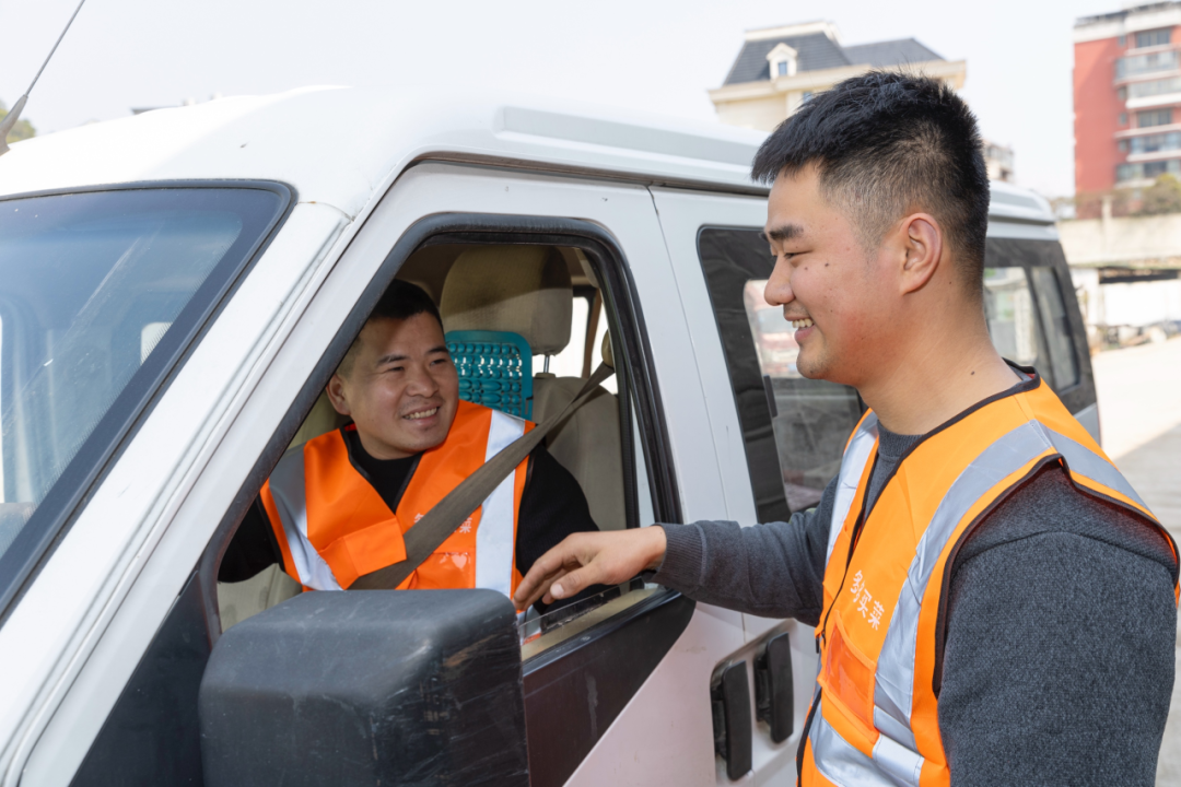 站点司机出发配送前，陈建良照例交代注意事项。摄/苏巧将