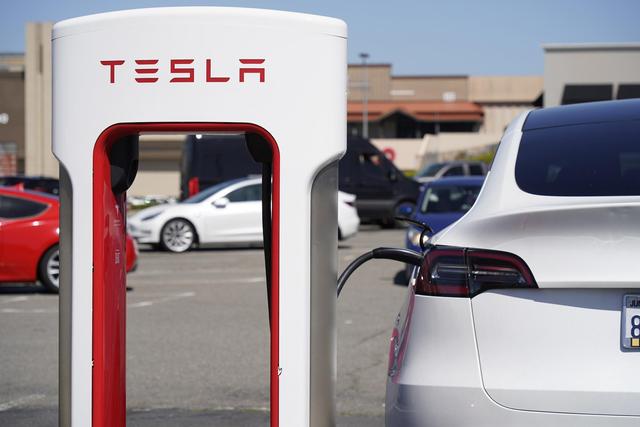 这是2024年4月2日在美国加州圣布鲁诺一处停车场拍摄的特斯拉汽车。新华社发（李建国摄）