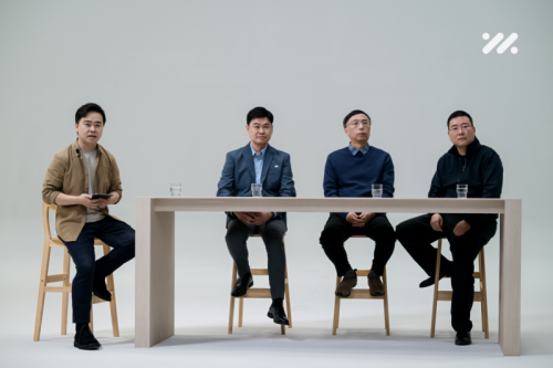 （图注：左起：主持人李尚龙、智己汽车CTO项娇、斑马智行CTO司罗、饿了么总裁方永新，共同探讨AI生态座舱新趋势）