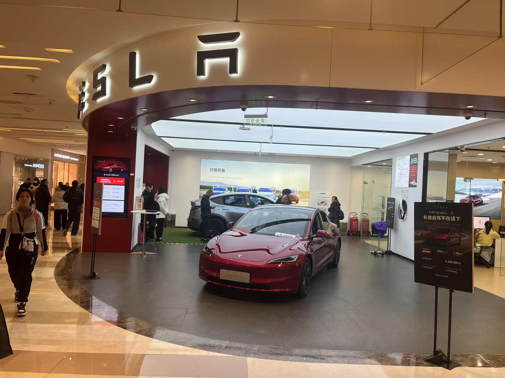 特斯拉FSD功能更新引发消费市场争论。吴博峰/摄