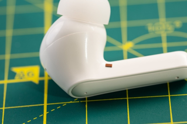 图 5 MSPM0C1104 与无线耳机之间的尺寸对比