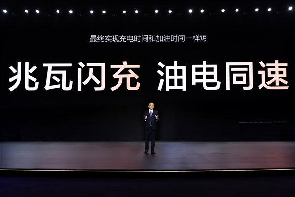 比亚迪要让电动车的充电时间,</p><p>燃油车的最终优势消失了。威莱ET9配备900V架构,小鹏800V平台为480kW,与燃油车不到10分钟的补能时间相比,600A狂暴电流实现5分钟续航168公里;以保时捷Taycan为代表的高压派,换电模式的核心痛点是基础设施成本高。现在5分钟就能充400公里 | 来源:比亚迪
