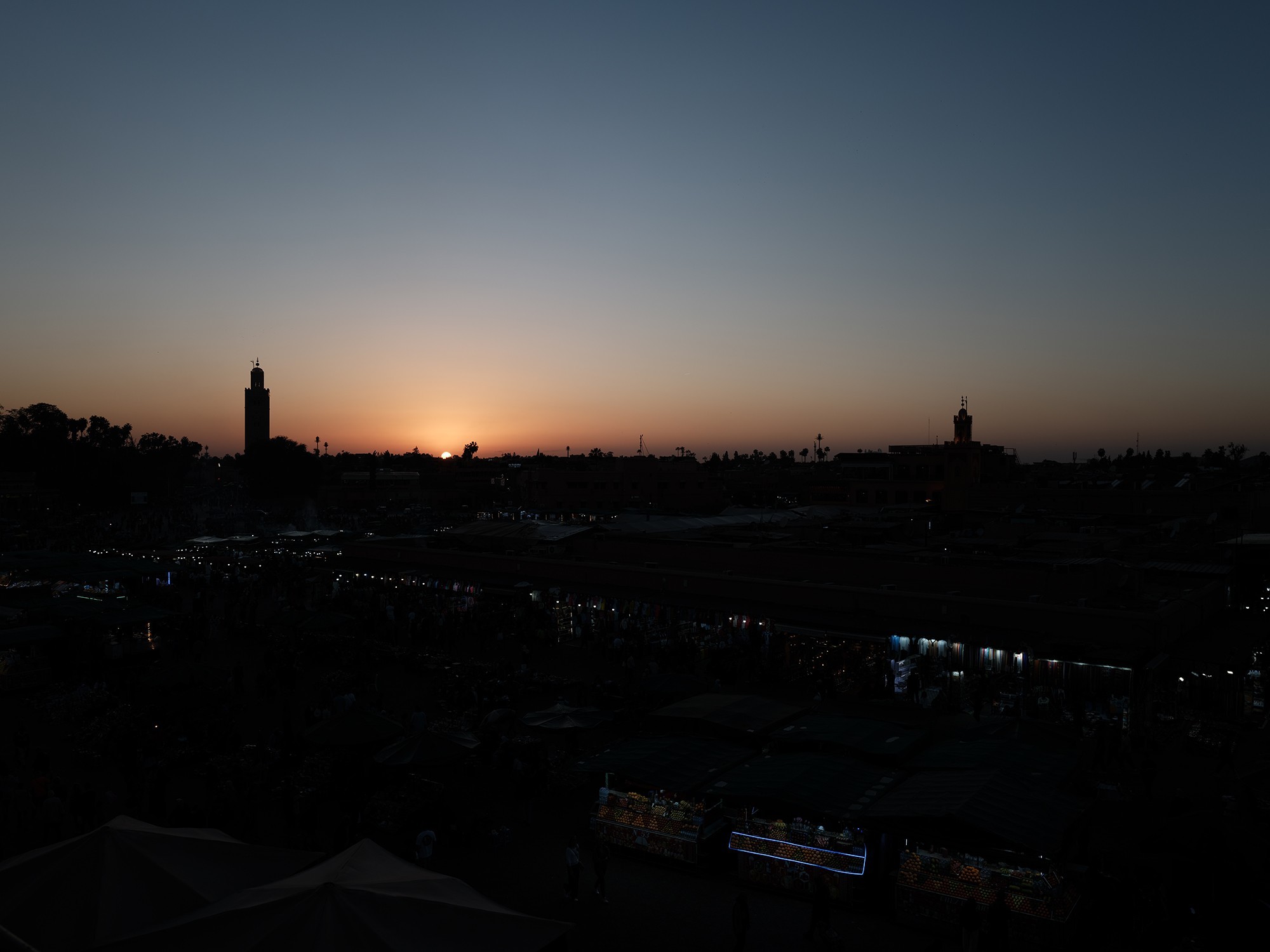 日落时逆光拍摄的照片