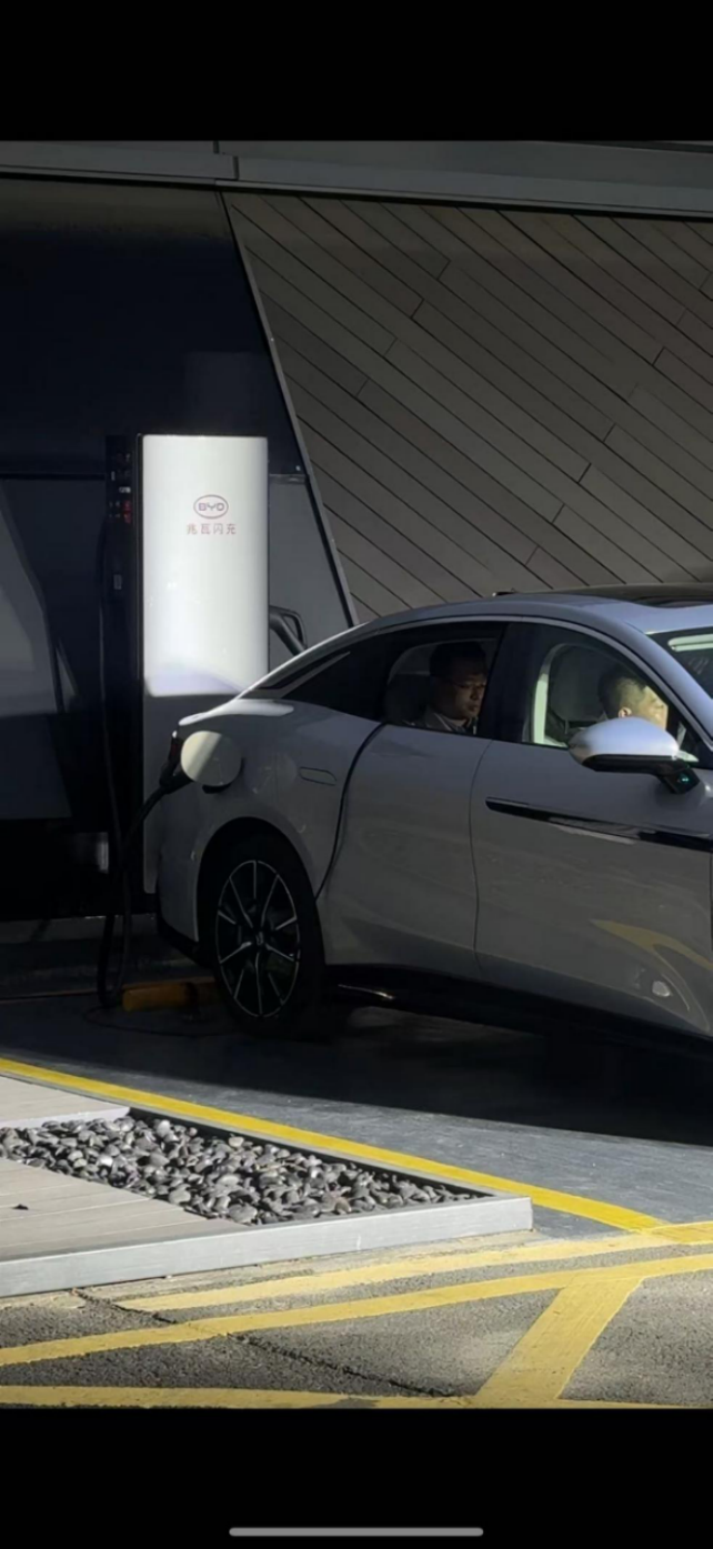 比亚迪自建充电场站和设备 陈亮/摄