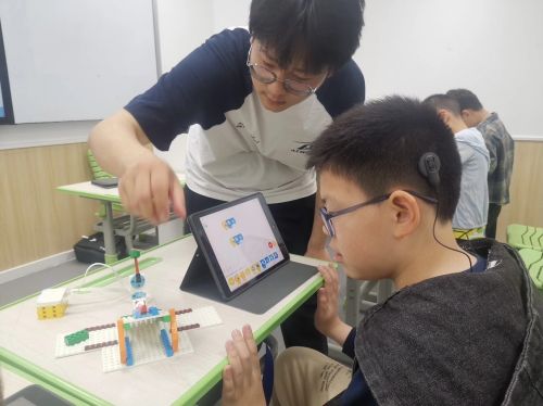 扬州学而思为聋哑学生带来科技讲座