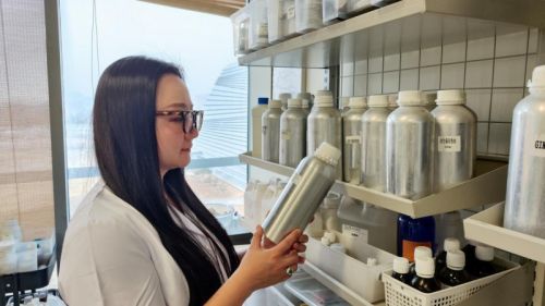 醇度生物创始人高悦雅正在对原料进行研究   醇度生物供图