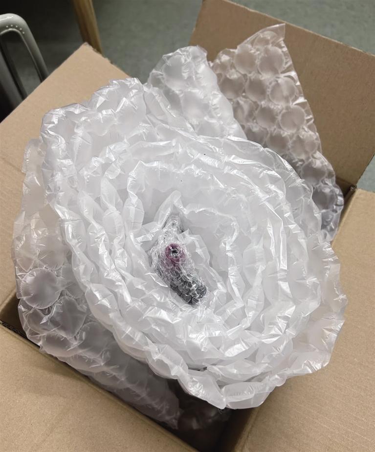 　　▲层层包裹的快递