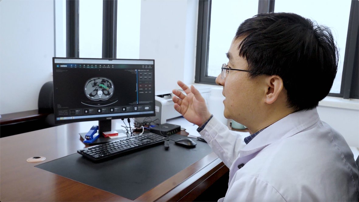 宁波大学附属人民医院副院长朱柯磊介绍AI发现的早期胰腺癌病例 （资料照片）