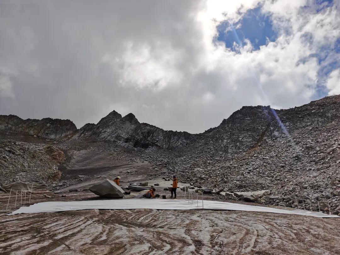 朱嘉团队在达古冰川开展保护实验