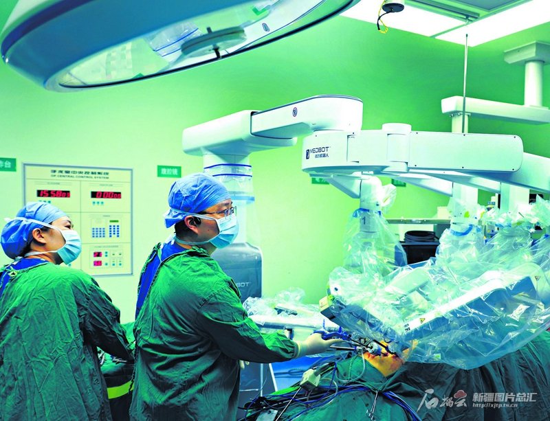 3月18日，在阿克苏地区第一人民医院手术室，医生操作微创机器人为患者做手术。杨硕摄
