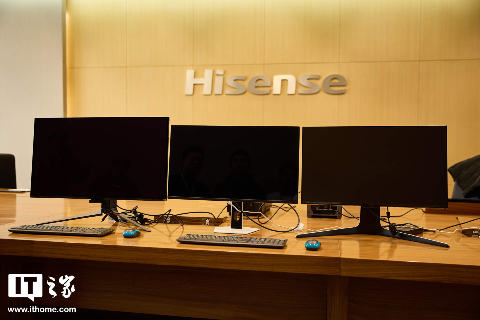 ▲ OLED 显示器、海信大圣 G9、普通 Mini LED 显示器