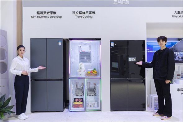 【左：三星AI神 冰箱8系右：三星 AI神冰箱9系】