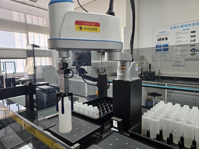 　　图为3月19日，智慧水质监测实验室内，机械手正在抓取样本。新华社记者 于也童 摄