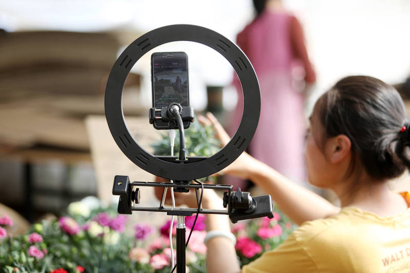 ▲直播间冲动打赏事件并非新鲜事，但都需依法依规来解决相关争议。图/新华社