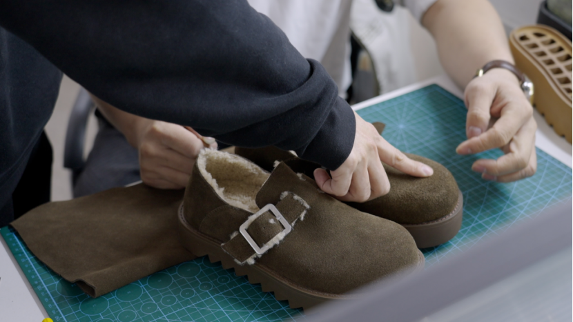 在拼多多的多项举措支持下，惠东鞋厂积极研发新款勃肯鞋。图源：拼多多